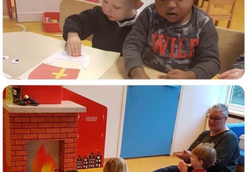 liedjes zingen bij de schoorsteen van kinderdagverblijf Ons Stekkie